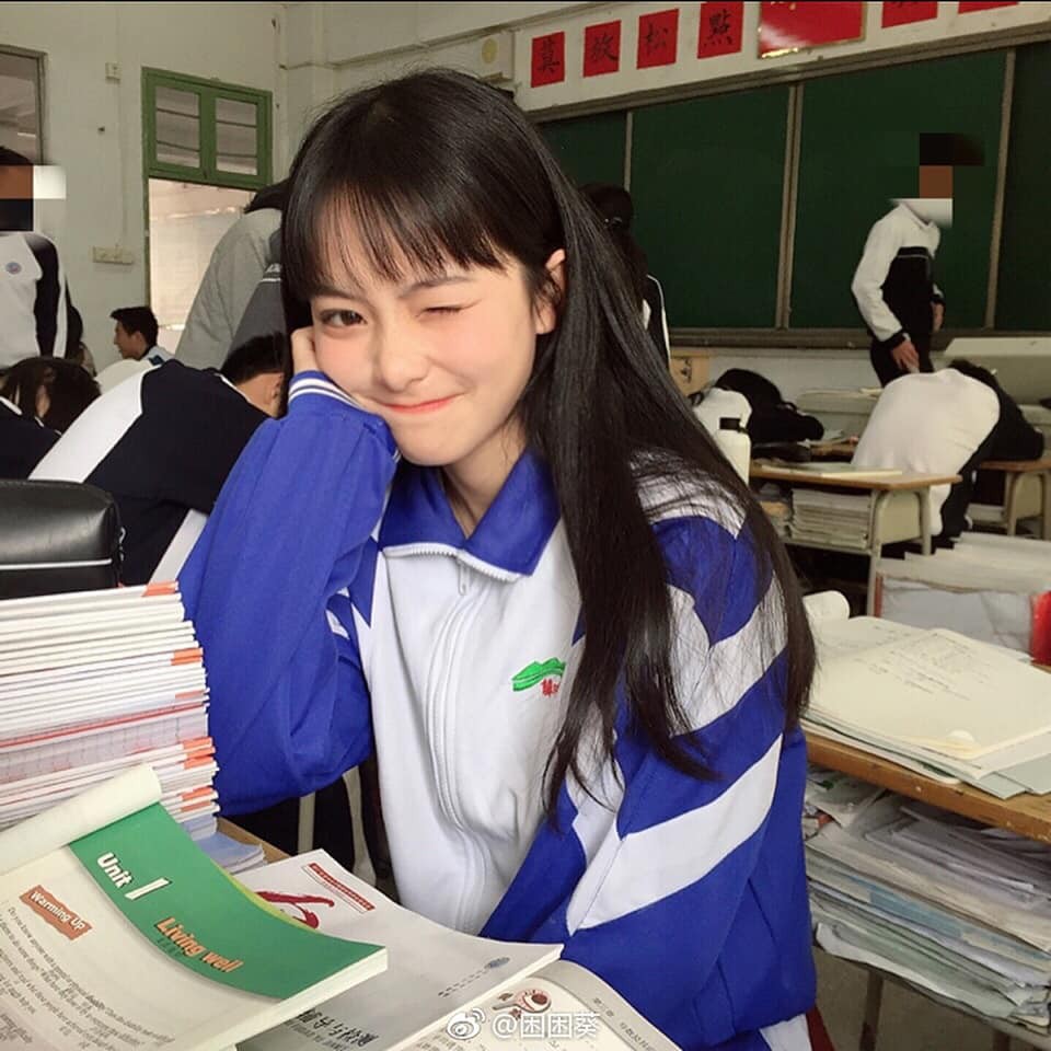 Sở hữu vẻ mặt trẻ thơ xinh xắn, cô bạn dám thách thức cả kiểu tóc mái nham nhở khó nhằn