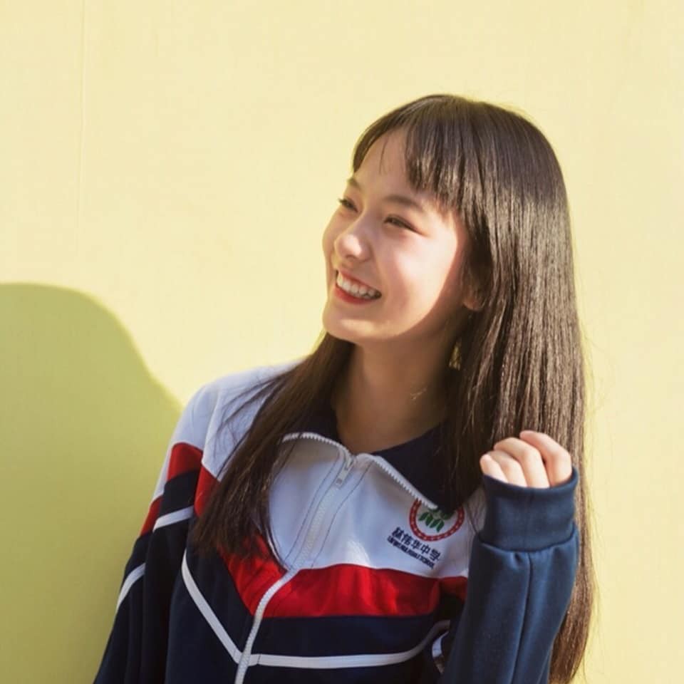 Sở hữu vẻ mặt trẻ thơ xinh xắn, cô bạn dám thách thức cả kiểu tóc mái nham nhở khó nhằn