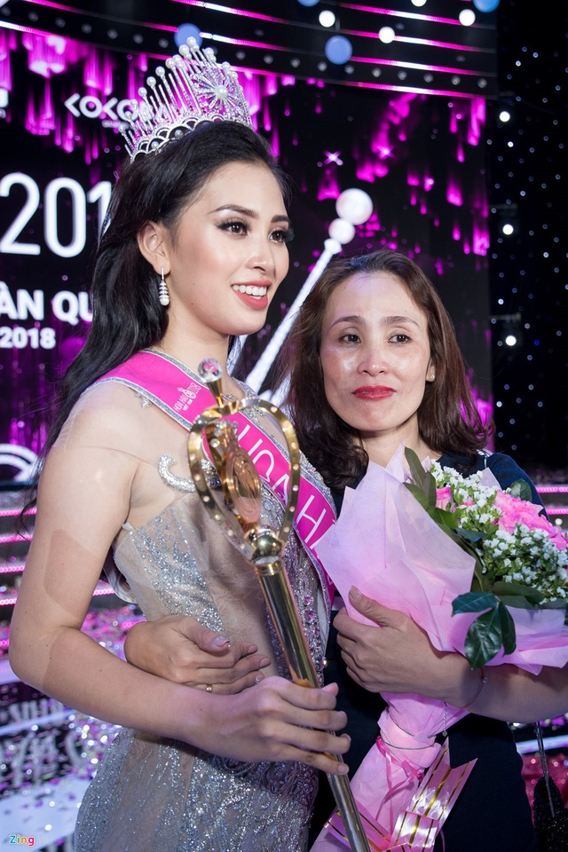 Chân dung mẹ Trần Tiểu Vy - người mà tân Hoa hậu muốn gặp nhất sau đêm đăng quang