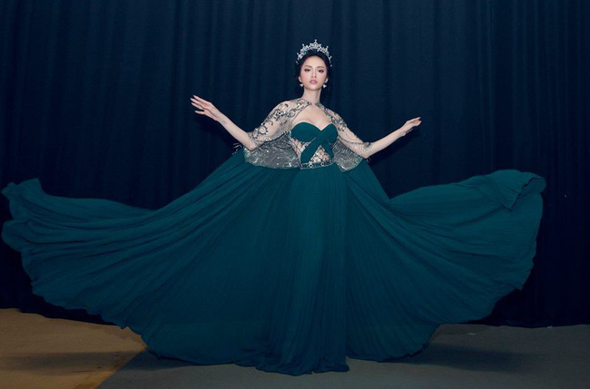 Một chiếc váy 2 sắc thái: Hương Giang tỏa sáng đúng kiểu hoa hậu, Nam Em lại như mệnh phụ phu nhân