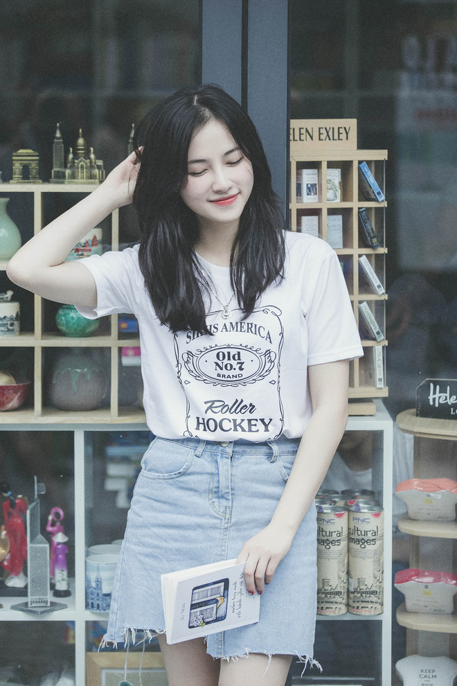 Thiên thần đọc sách của ĐH Công đoàn dù để mặt mộc vẫn được dân mạng sắc phong mỹ nhân vạn người mê