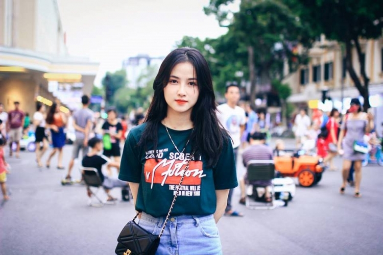 Thiên thần đọc sách của ĐH Công đoàn dù để mặt mộc vẫn được dân mạng sắc phong mỹ nhân vạn người mê