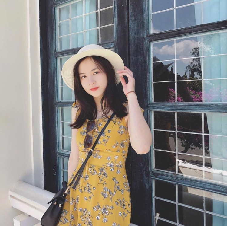 Thiên thần đọc sách của ĐH Công đoàn dù để mặt mộc vẫn được dân mạng sắc phong mỹ nhân vạn người mê