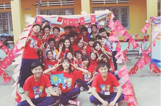 Những hình ảnh vui vẻ thời học sinh ngố tàu của tân Hoa hậu Việt Nam 2018