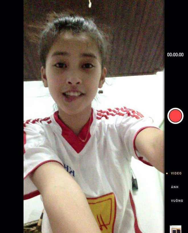 Xem ảnh mới thấy Tân Hoa hậu Trần Tiểu Vy từ bé đã vô cùng đáng yêu rồi!