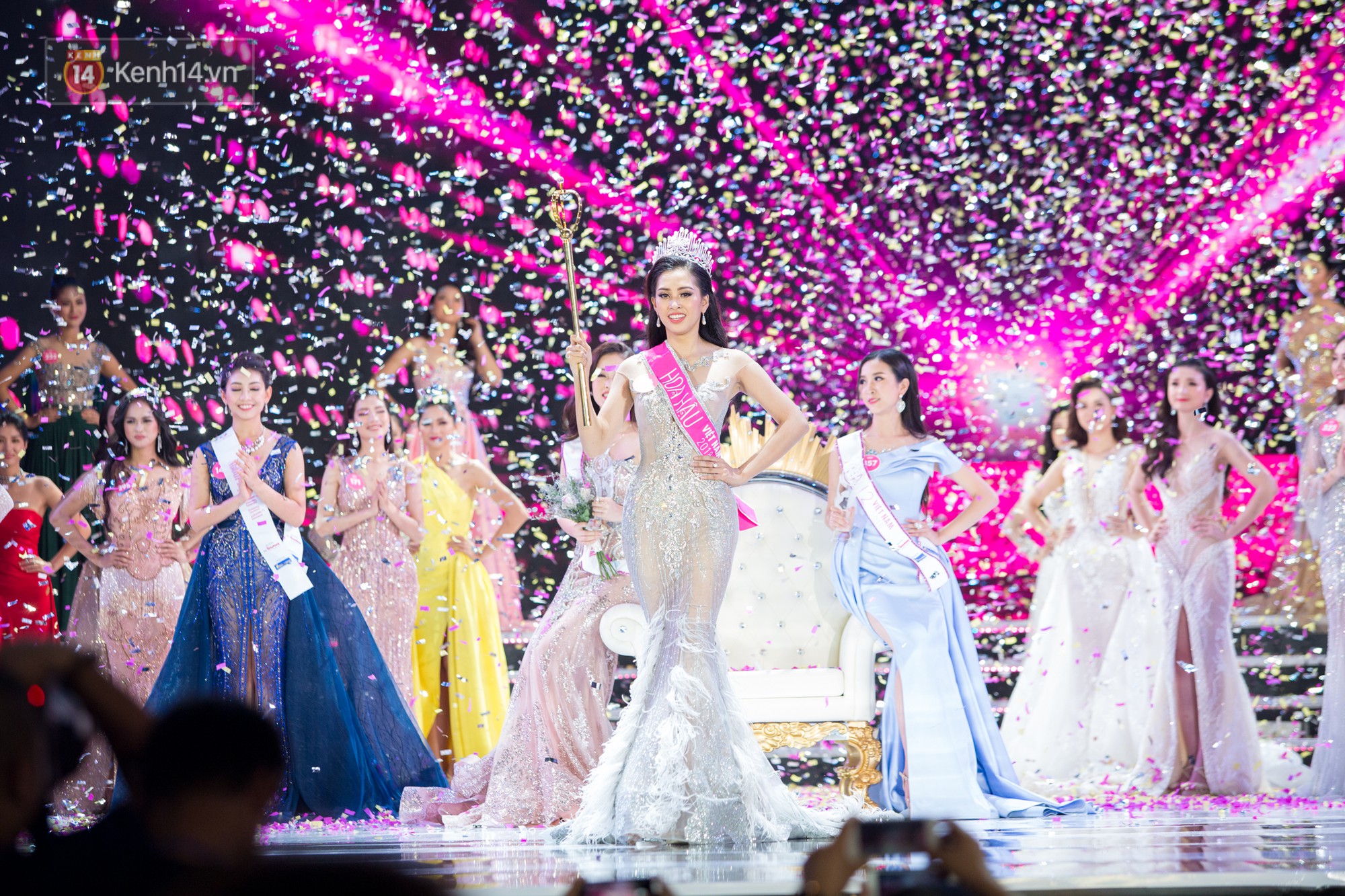 Vừa đăng quang, tân Hoa hậu Việt Nam Trần Tiểu Vy nhận được cơn mưa lời khen từ dân mạng