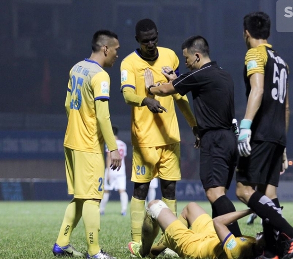 Trọng tài sai hay đúng khi đuổi ngoại binh FLC Thanh Hóa?