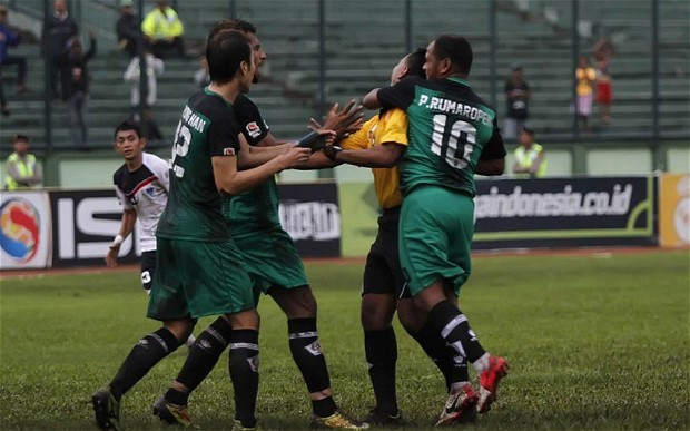 Cầu thủ Indonesia song phi, cởi áo rượt đuổi khiến trọng tài bỏ chạy