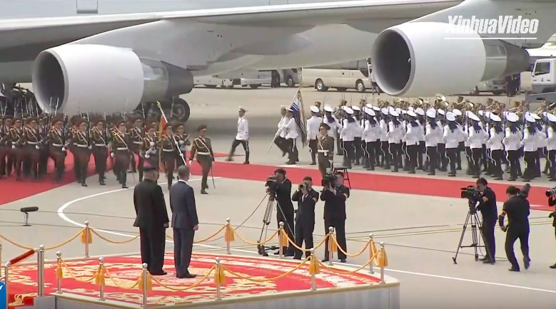 Lãnh đạo Kim Jong Un bất ngờ ra sân bay Bình Nhưỡng đón TT Hàn Quốc