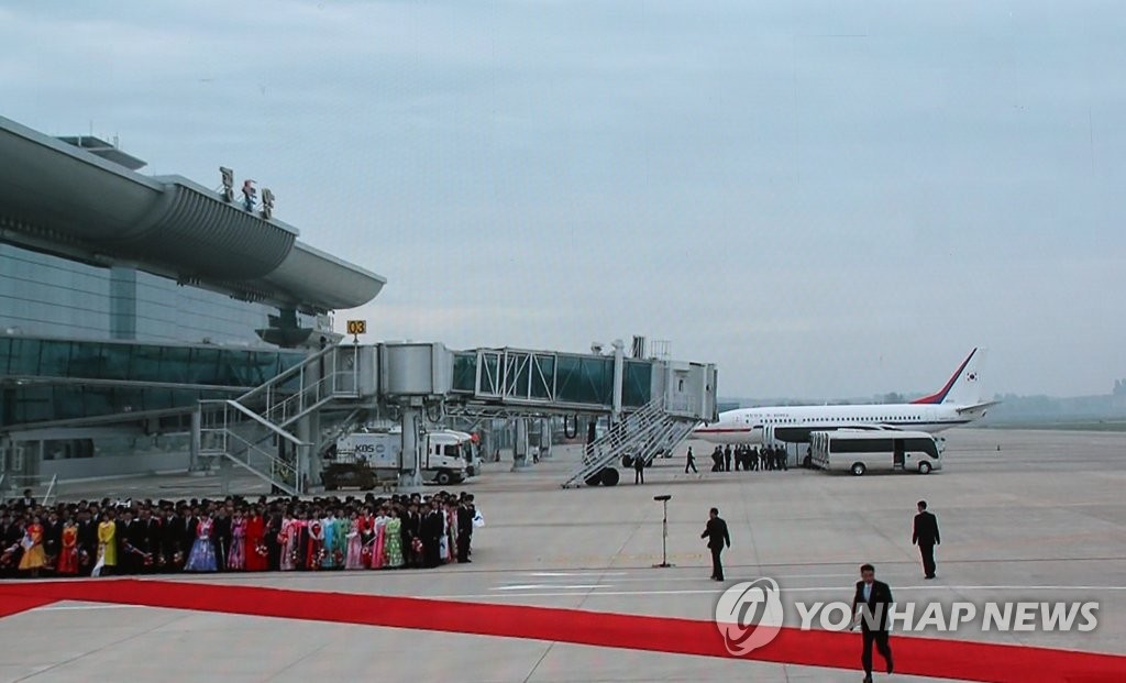 Lãnh đạo Kim Jong Un bất ngờ ra sân bay Bình Nhưỡng đón TT Hàn Quốc