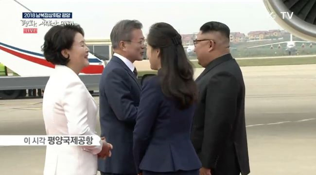Lãnh đạo Kim Jong Un bất ngờ ra sân bay Bình Nhưỡng đón TT Hàn Quốc