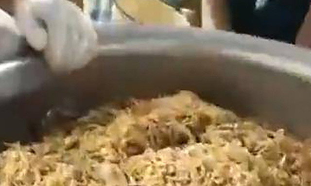 Cô ơi, làm ơn cho cháu thêm một ít mì nữa, câu nói nhói lòng của HS phải ăn trưa bằng nửa bát mì