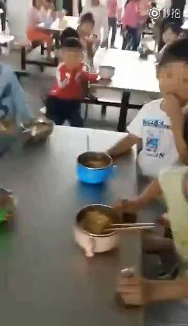 Cô ơi, làm ơn cho cháu thêm một ít mì nữa, câu nói nhói lòng của HS phải ăn trưa bằng nửa bát mì