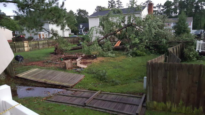 Tàn dư của Florence: Vòi rồng kinh hoàng xuất hiện, bóp vụn ngôi nhà trong chớp mắt