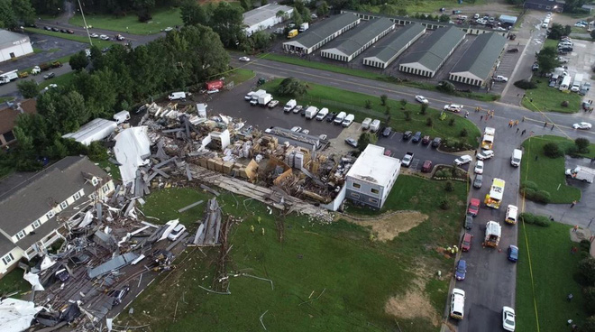 Tàn dư của Florence: Vòi rồng kinh hoàng xuất hiện, bóp vụn ngôi nhà trong chớp mắt