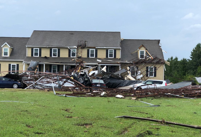 Tàn dư của Florence: Vòi rồng kinh hoàng xuất hiện, bóp vụn ngôi nhà trong chớp mắt