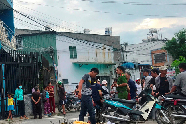 TP.HCM: Con gái ngã quỵ khi thấy mẹ chết cạnh vũng máu, bố thoi thóp đầy vết thương trên người