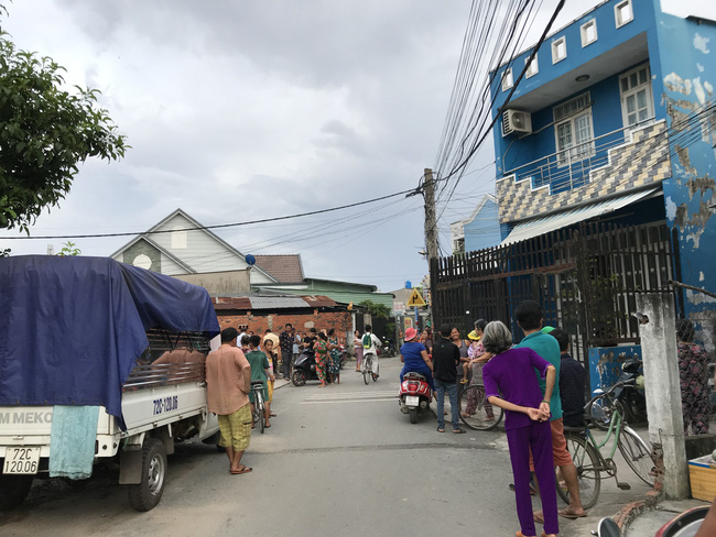 TP.HCM: Con gái ngã quỵ khi thấy mẹ chết cạnh vũng máu, bố thoi thóp đầy vết thương trên người