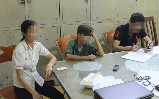 Công an triệu tập 3 người tham gia vụ trói tay, chân bé trai vào gốc cây giữa phố