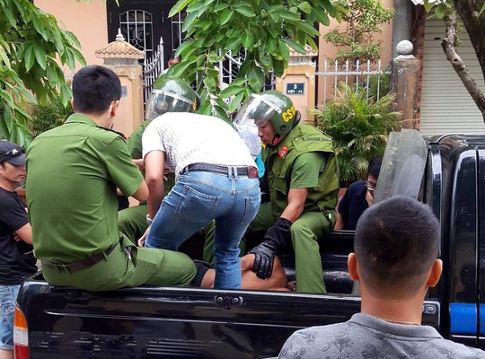 Bắt gã thanh niên nghi ngáo đá, đập phá đồ đạc, đe dọa người thân