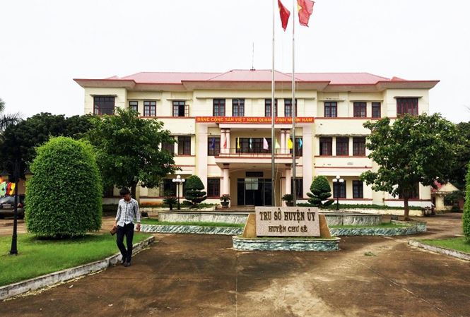 Trưởng ban tổ chức huyện bị cách chức vụ trong Đảng vì dùng bằng giả