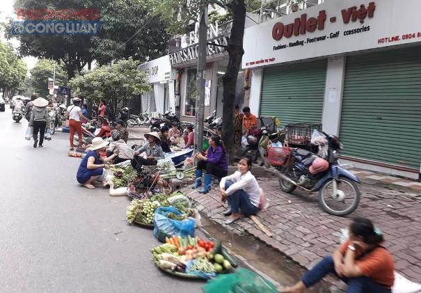 Hà Nội: Đến bao giờ chợ tự phát trên đường Nguyễn Thị Thập mới được dẹp bỏ?