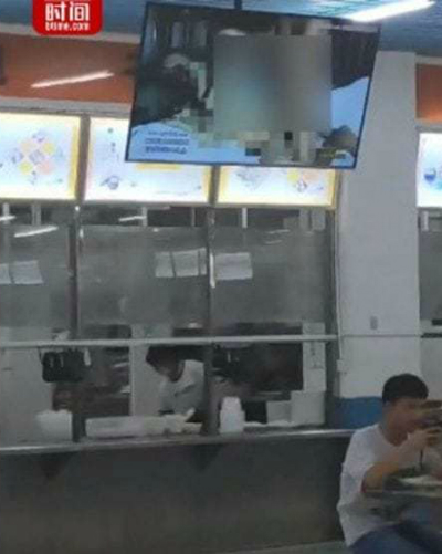 Hacker chiếu phim khiêu dâm tại căng tin trường cao đẳng