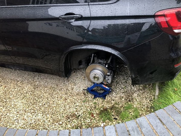 BMW X5 bị tháo cả 4 bánh trong lúc chủ xe đang ngủ