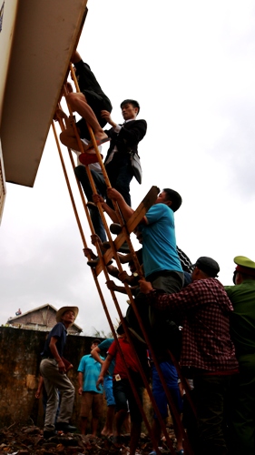 Trâu chọi nặng hơn một tấn ở Đồ Sơn bỏ chạy sau hơn 4 giây cọ sừng