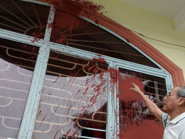 Cụ ông 93 tuổi xin từ con gái vì liên tục bị đòi trả nợ thay