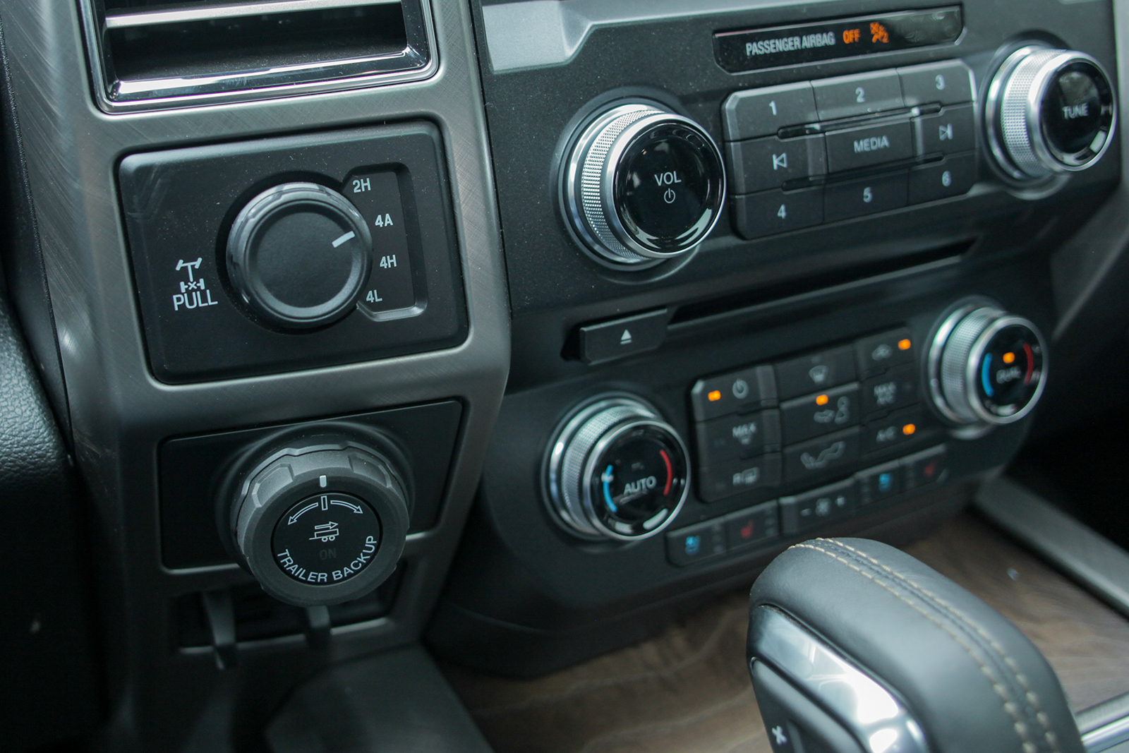 Siêu bán tải Ford F-150 Limited 2018 đầu tiên về Việt Nam