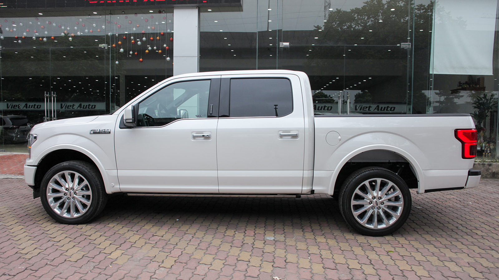 Siêu bán tải Ford F-150 Limited 2018 đầu tiên về Việt Nam