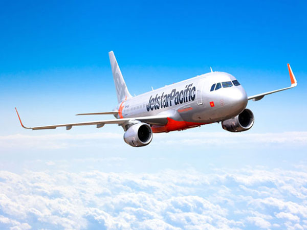 Máy bay hạ cánh khẩn cấp, cứu hành khách bị khó thở