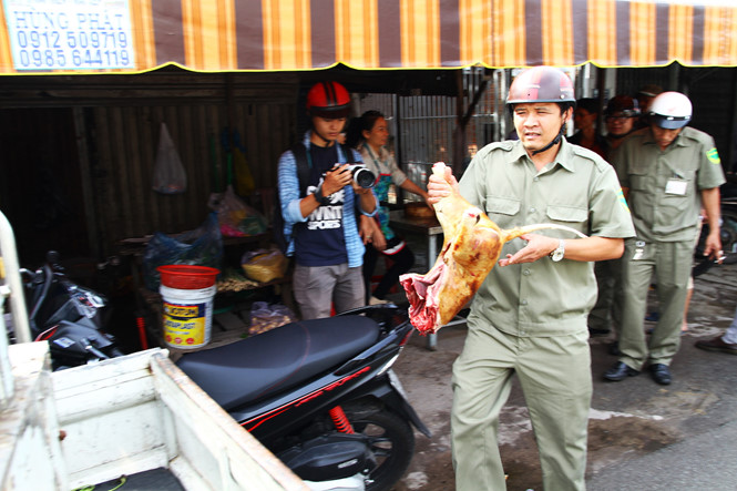 Người bán thịt chó ở TP.HCM nháo nhào khi bị kiểm tra