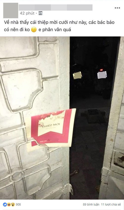 Bị mời cưới bằng cách... giắt thiệp lên cổng nhà, chàng trai trẻ bức bối không biết có nên đi dự hay không