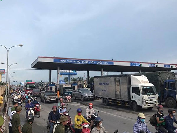 Lái xe tập trung phản đối trạm thu phí BOT Quốc lộ 5