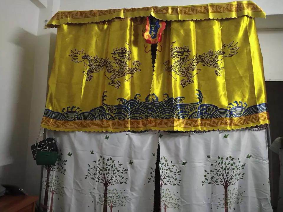 Nhát gan lại được bạn tâm lý mua cho rèm giường, lúc treo lên anh chàng được phen... hú hồn