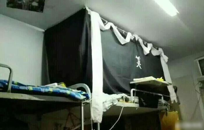 Nhát gan lại được bạn tâm lý mua cho rèm giường, lúc treo lên anh chàng được phen... hú hồn