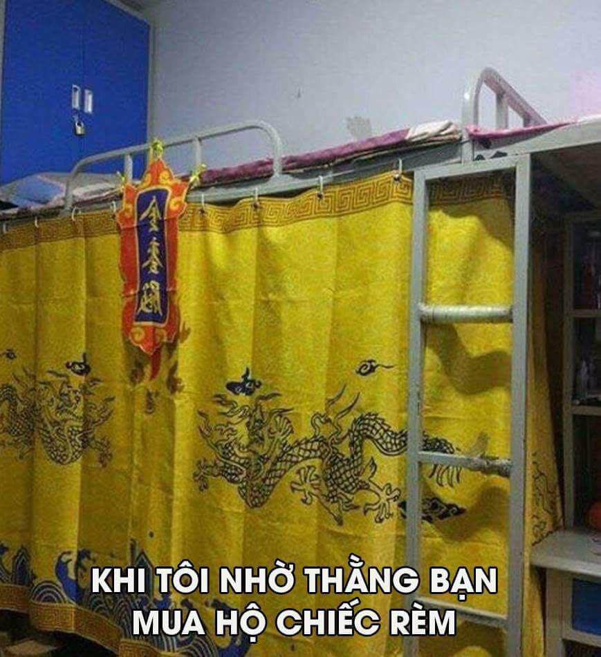 Nhát gan lại được bạn tâm lý mua cho rèm giường, lúc treo lên anh chàng được phen... hú hồn