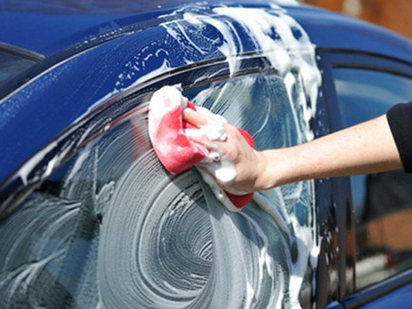 Tự rửa ô tô tại nhà chớ mắc sai lầm tai hại này kẻo xe càng ngốn tiền hơn