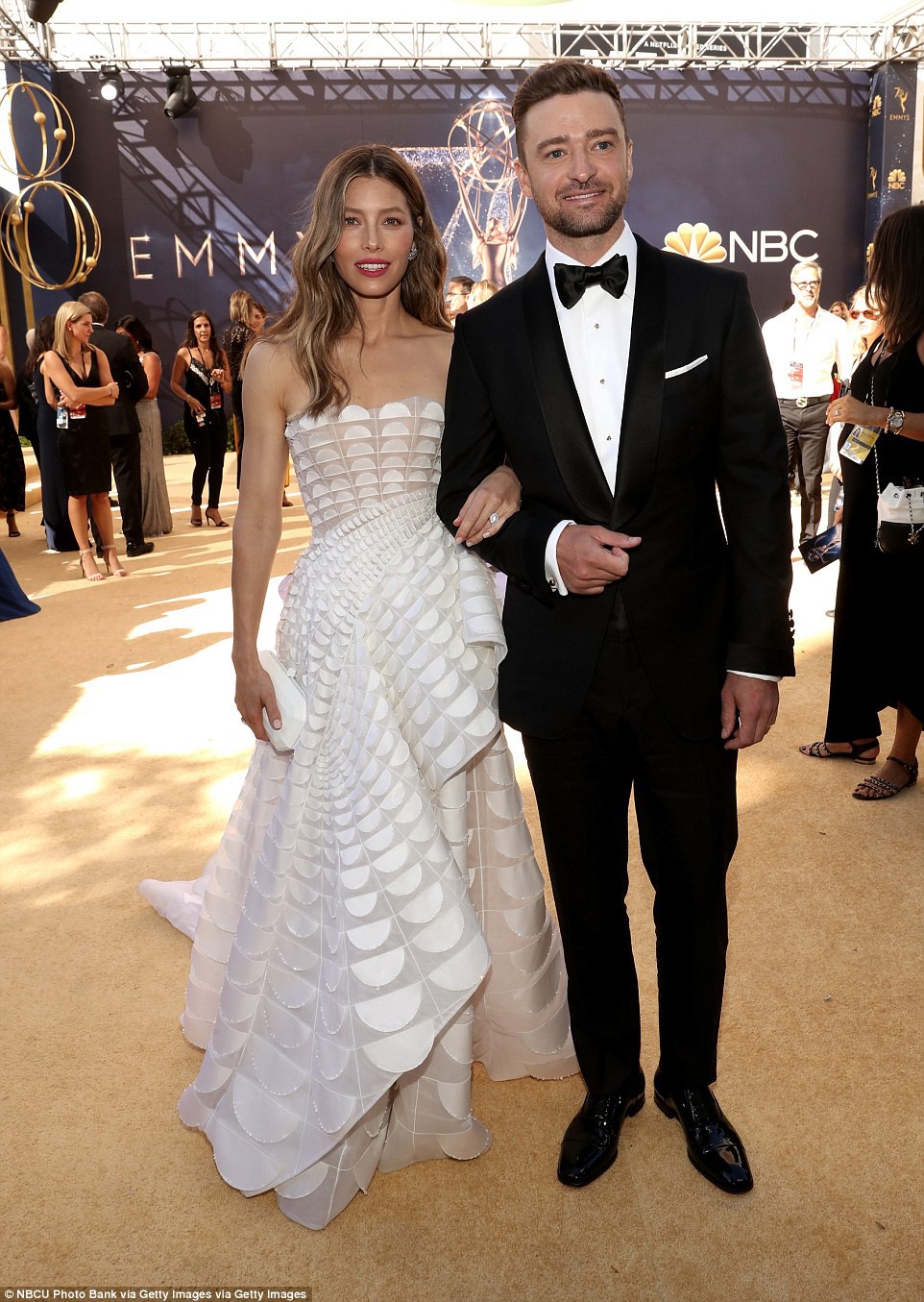 Lễ trao giải Emmy 2018: Dàn sao đình đám Hollywood khoe vòng 1 bỏng mắt trên thảm đỏ