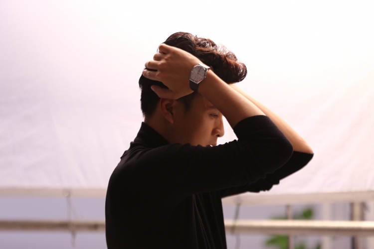 Hồ Quang Hiếu làm MV nhắc về tình cũ nhưng lại ôm hôn nóng bỏng cô gái khác