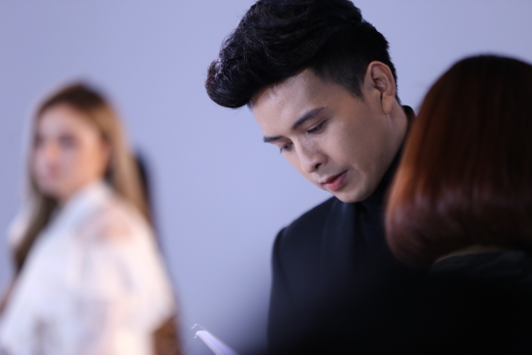 Hồ Quang Hiếu làm MV nhắc về tình cũ nhưng lại ôm hôn nóng bỏng cô gái khác