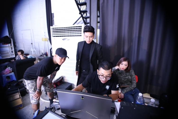 Hồ Quang Hiếu làm MV nhắc về tình cũ nhưng lại ôm hôn nóng bỏng cô gái khác