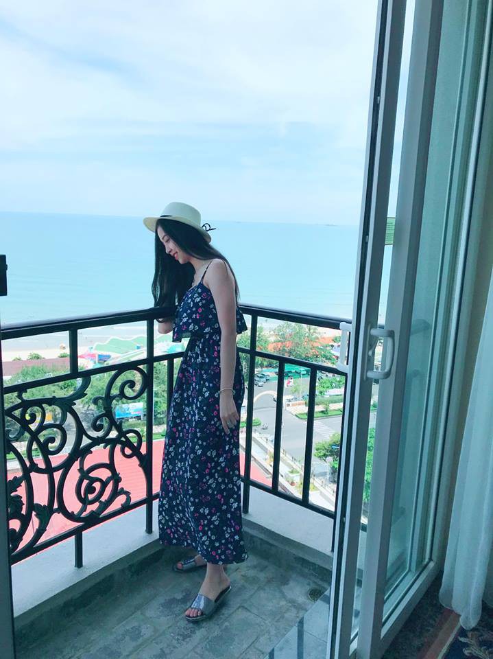 Style ngoài đời của Top 3 Hoa hậu: Nàng nào cũng diện đồ giản dị hết sức mà vẫn khiến người đối diện phải ngẩn ngơ