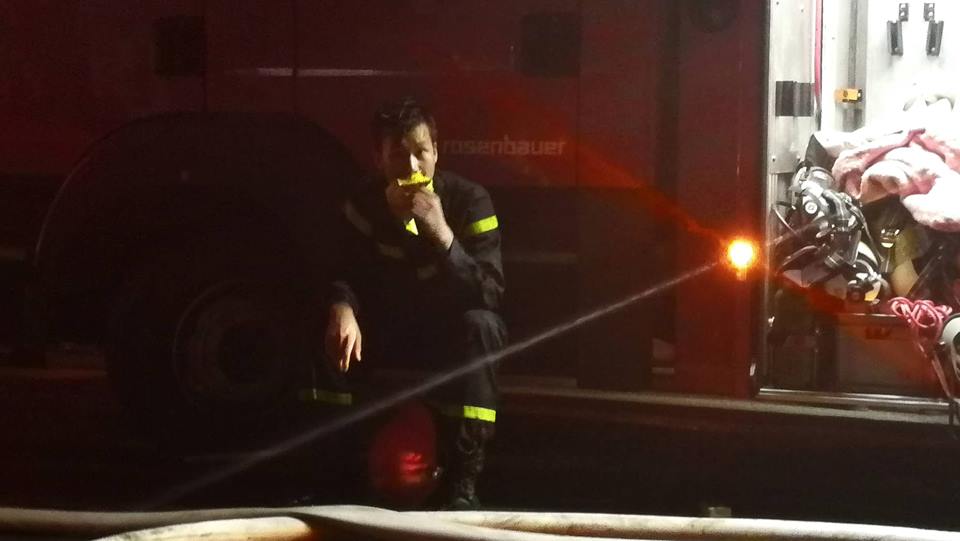 Video Cháy nhà ở Đê La Thành: Hình ảnh lính cứu hỏa lay động triệu con tim