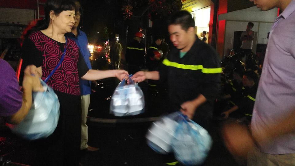 Video Cháy nhà ở Đê La Thành: Hình ảnh lính cứu hỏa lay động triệu con tim