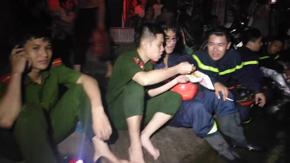 Video Cháy nhà ở Đê La Thành: Hình ảnh lính cứu hỏa lay động triệu con tim