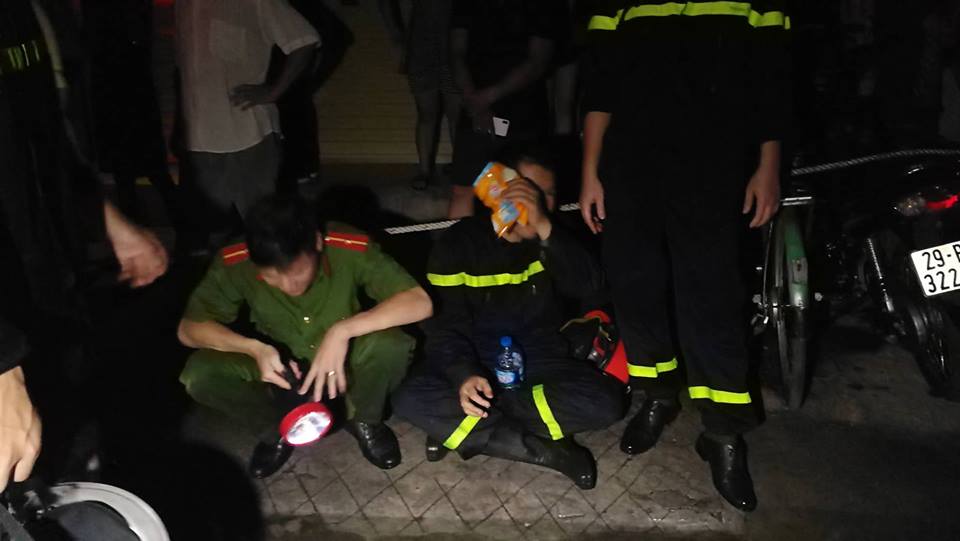 Video Cháy nhà ở Đê La Thành: Hình ảnh lính cứu hỏa lay động triệu con tim