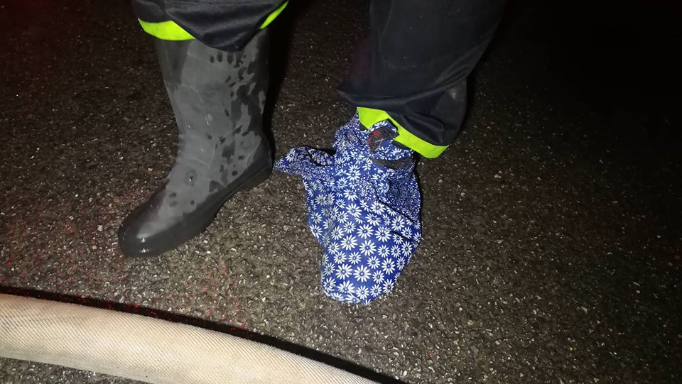 Video Cháy nhà ở Đê La Thành: Hình ảnh lính cứu hỏa lay động triệu con tim